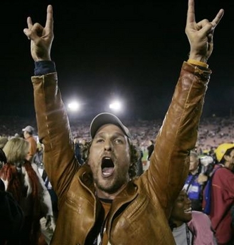 mcconaughey-hook-em-horns.jpg