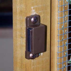 Magnetic door catch