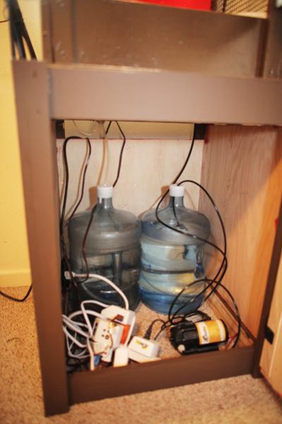 inside-contents
(From left to right.)
Drain/waste water reservoir, fresh water reservoir, timers and mist king pump.