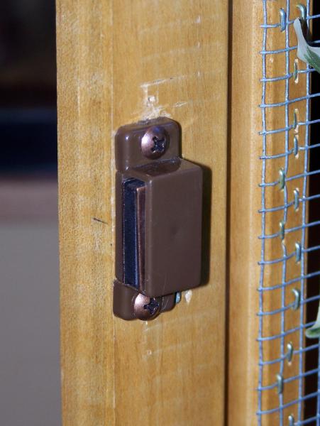 Magnetic door catch